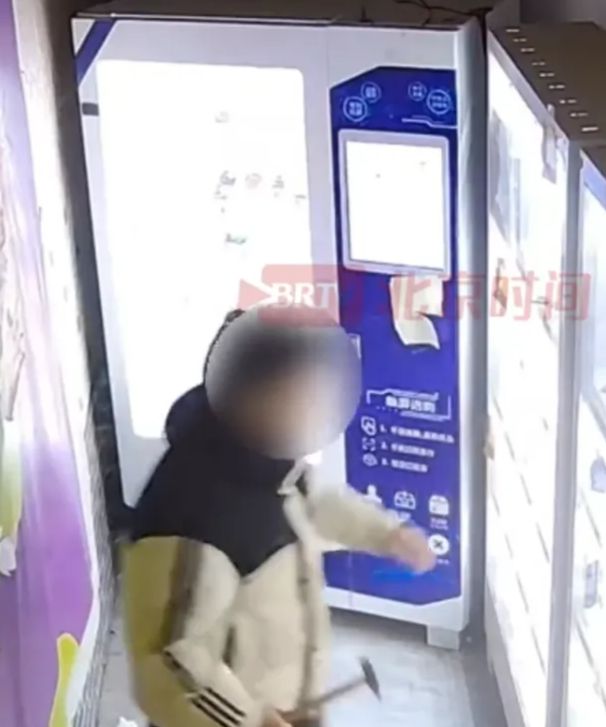 用品店主：此类针对性盗窃已非首次不朽情缘版男子凌晨持锤砸门偷情趣(图1)