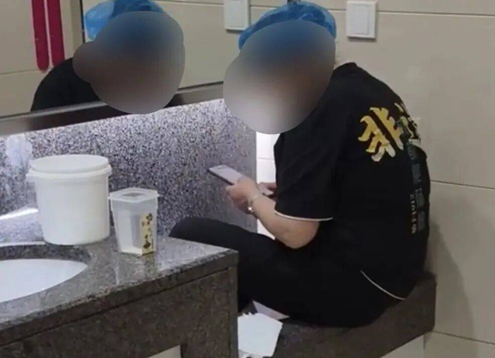 上校”竟是杀人犯！提醒：车里别再放小玩偶！女孩频繁疼患骨癌！不朽情缘app仍很冷！上海一男子小区喷不明液体！女子嫁“武警(图3)