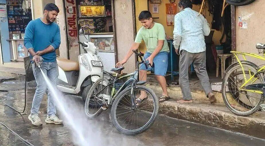 上校”竟是杀人犯！提醒：车里别再放小玩偶！女孩频繁疼患骨癌！不朽情缘app仍很冷！上海一男子小区喷不明液体！女子嫁“武警(图7)